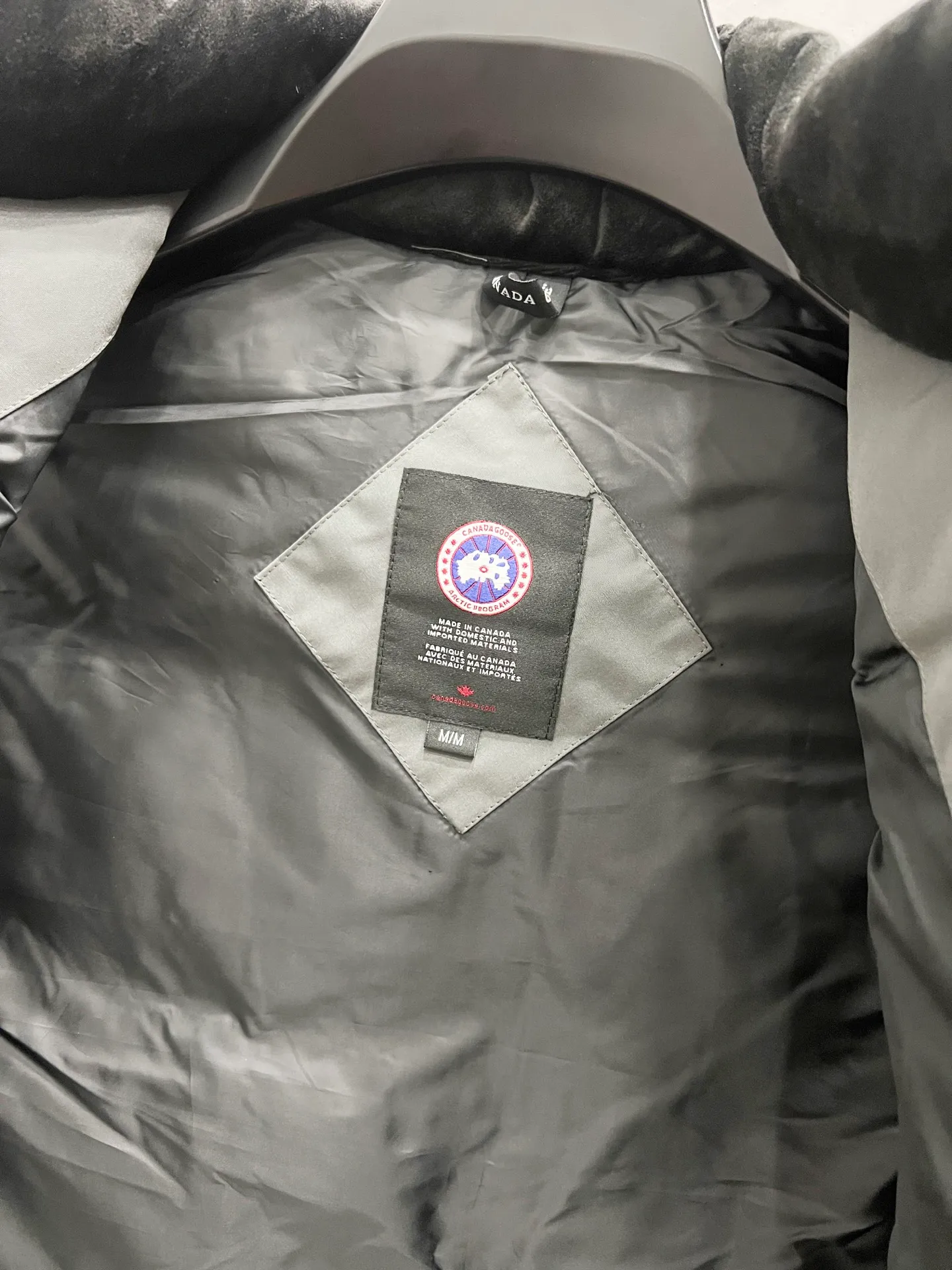 P330 model number: YC29 Canada goose/Canada Goose 4154M Freestyle Crew down vest, using international 50 down, genuine original clothing, pay attention to the version, YKK double zipper, velvet on the back collar, more warm, zippered hidden pocket on the inside, genuine mesh pockets on the inside. If you need to compare with the genuine product, check it out at any time. Accessories are all customized from the original factory. The fabric is molded and customized according to the original version. It can be restored by kneading it at will (fabric interpretation: the harder the fabric, the better the waterproof performance. Only those who buy the latest authentic version this year will notice the softness and comfort of the fabric. Soft fabrics are waterproof and have memory rebound function, which is the authentic fabric). The down is synchronized with genuine white duck down, fluffy and not clumps. The original version of Big Goose is white duck down. It is not the goose down boasted by the world's random copywriting. It can be verified through any official channel. Customized authentic YKK double zipper military-grade copper core zipper puller. High hardness and no jamming. The original smoothness is restored. The workmanship and wiring are all controlled by workers with more than ten years of service. They must be horizontal and vertical. No crookedness. The inner wiring density is more sophisticated. Feel free to compare. Big goose label. Collar label. Washed label. Hangtag. Zipper rope. Pocket label. Collar velvet. Buttons. All details are updated simultaneously with the original version. The best version. A fighter in a world-famous vest. Compare to the entire network. Color: Black White Navy Blue Gray Gray Gray Label Size: S-XXL